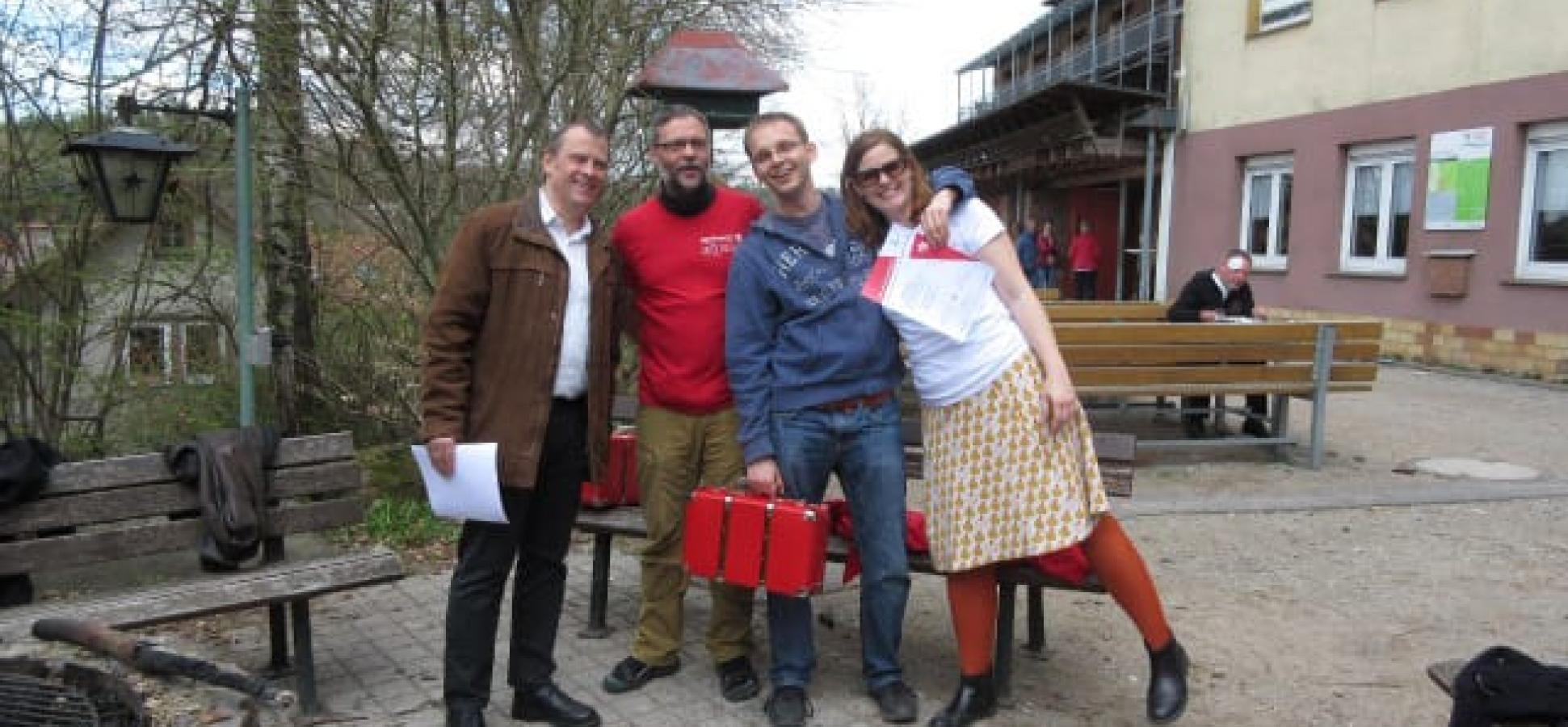 4 Menschen lächeln