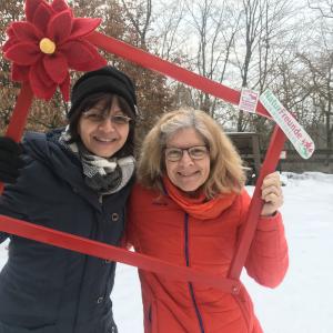 Zwei Frauen in Rahmen